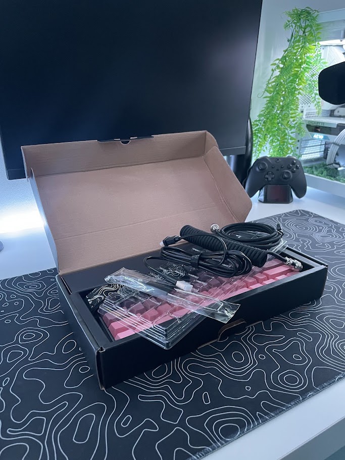 Un colis à l’arrivée : châssis, keycaps et câble tressé.