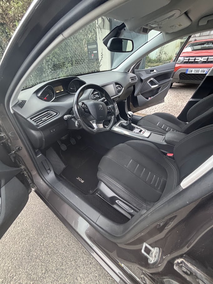Une autre voiture terminée : sièges, tapis, plastiques et vitres.